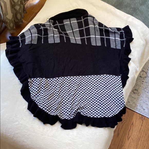 Joseph A Black and Gray Shrug Sweater with Modern Geometric Design - Picture 4 of 4